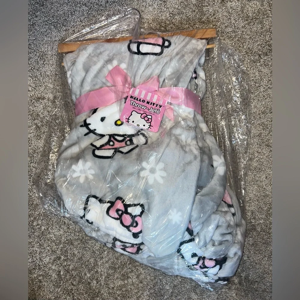 NWT Hello Kitty Daisy Super Soft Plush Throw Blanket